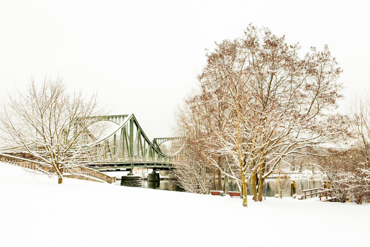 Die Glienicker Brücke im Schnee.